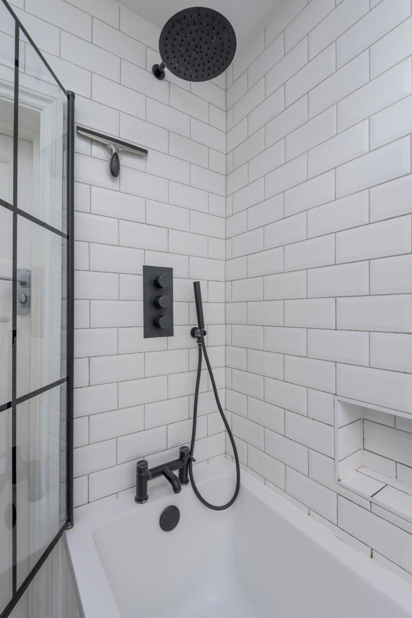 Stylish 1-bed With Private Entrance & Garden Apartamento *